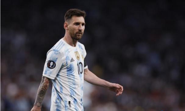 霍思燕庆45岁生日，杜江抱爱犬陪伴在旁，看老婆眼神格外宠溺